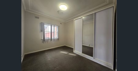 FANTASTIC THREE BEDROOM FAMILY HOME! - Photo 2