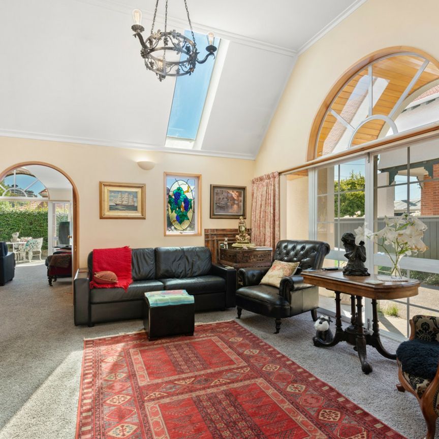 Tasteful, sunny and oh so St Clair! - Photo 1