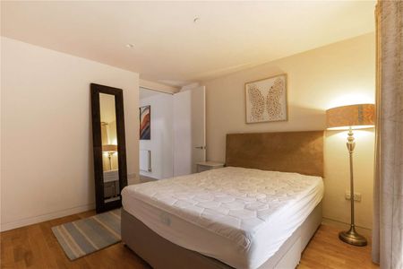 Furnished Four Double Bedroom townhouse with a garage and roof terrace on the centrally located Southern Street. - Photo 2