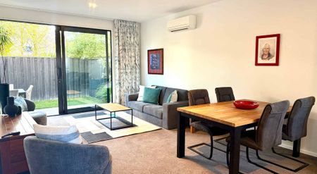 IMMACULATE FULLY FURNISHED INNER CITY APARTMENT! - Photo 4