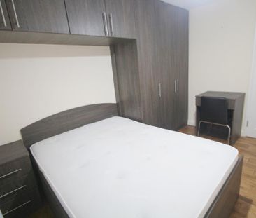 4 bedroom flat to rent - Photo 2