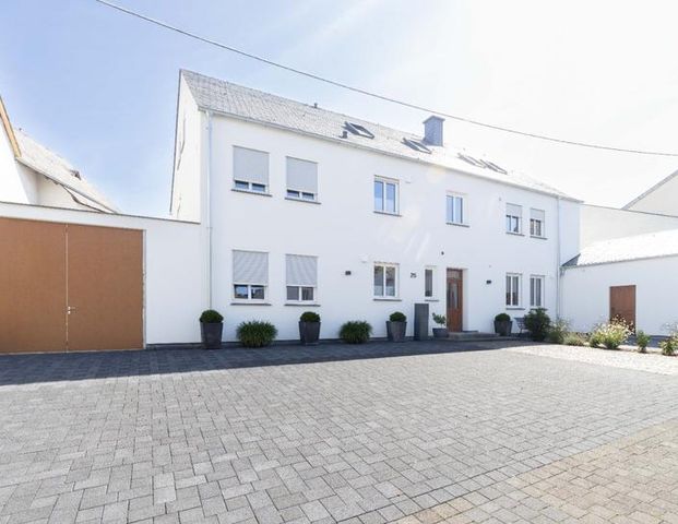 Leiwen: Erstbezug - Hochwertig ausgestattete Dachgeschoss-Wohnung mit Weitblick! - Photo 1
