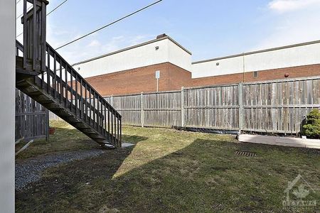 For Lease - 17 Glenhaven Private, Billings Bridge - Riverside Park and Area, Ontario - Photo 4