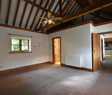 2 bedroom character property to rent - Photo 4