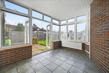 Buxton Cresent, North Cheam, SM3 - Photo 3