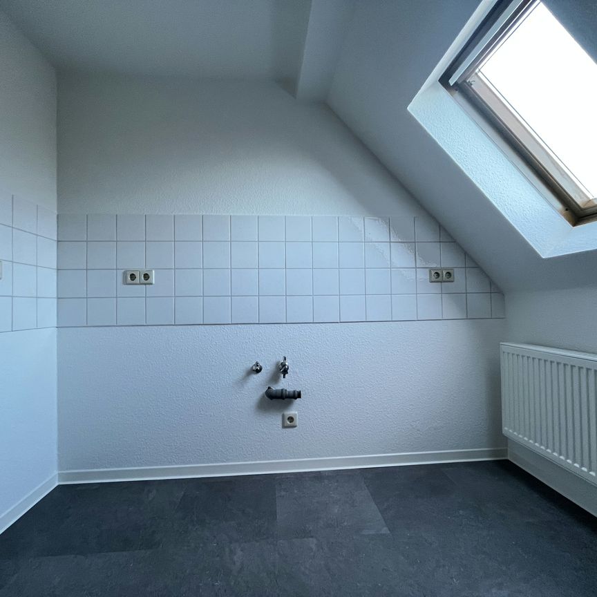 Dachgeschoss-Raumwunder – Einbauküche & Garten möglich - Photo 1