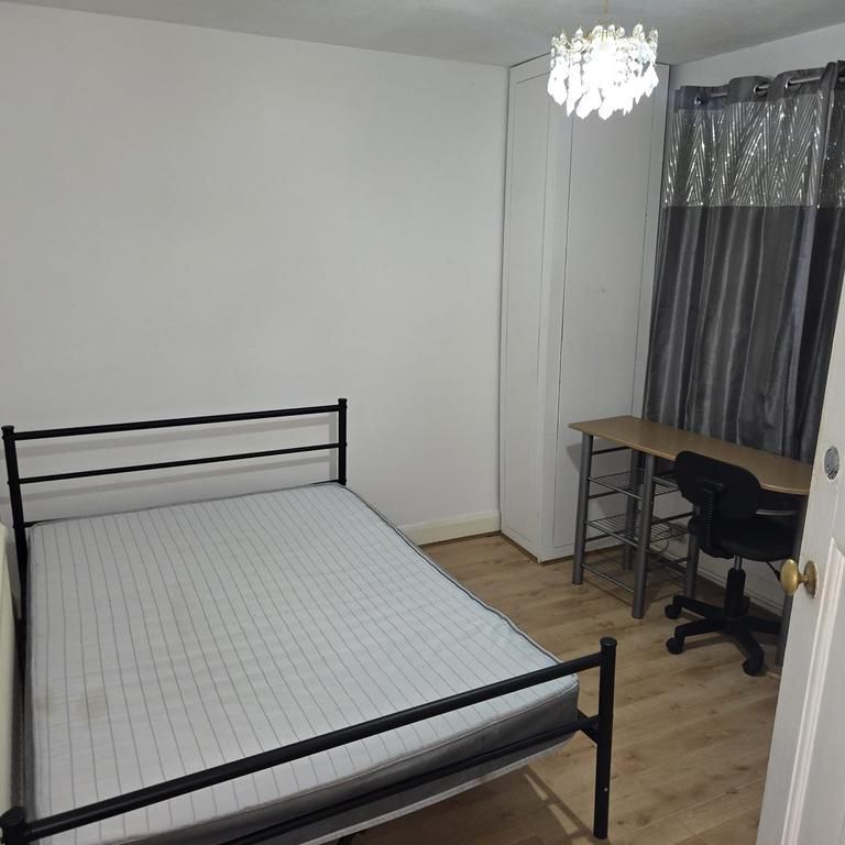 1 bedroom in a house share to rent - Photo 1