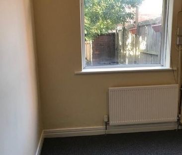 2 bedroom ground floor flat to rent - Photo 3