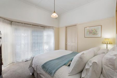 Charming Family Home in a Tranquil Cul-de-Sac - Photo 2