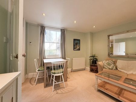 High Street, Prestbury GL52 3AU - Photo 4