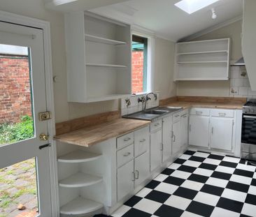 Classic terrace home with natural light and great location. - Photo 3