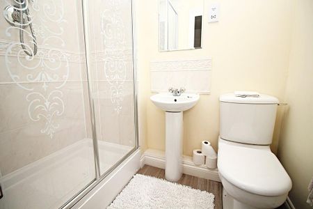 4 bedroom semi-detached house to rent - Photo 4