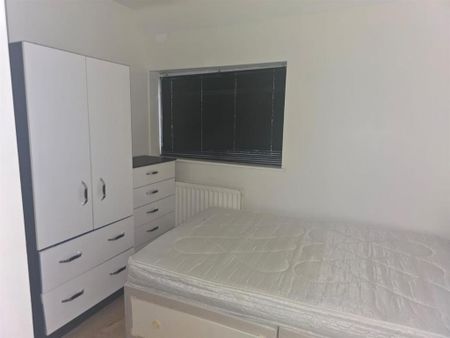 4 bedroom flat to rent - Photo 4