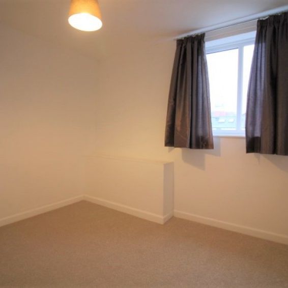 Flat 4, 10/11 Clifton Road - Photo 1