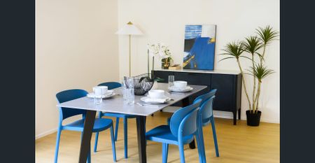 Bright 3-Bed Family Home with 2 Bathrooms & Parking — Close to Schools & Westfield - Photo 2