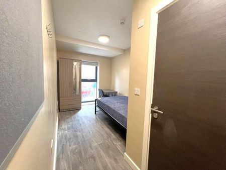 1 bedroom in a flat share to rent - Photo 2
