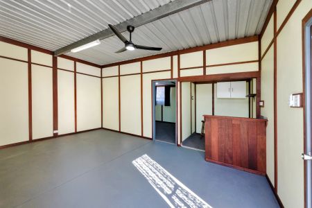 Family living with space for work and play. - Photo 5