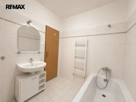 Pronájem moderního bytu 2+kk s balkonem, ihned k nastěhování - Photo 3