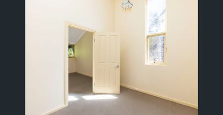 Spacious Townhouse minutes from the CBD - Photo 3