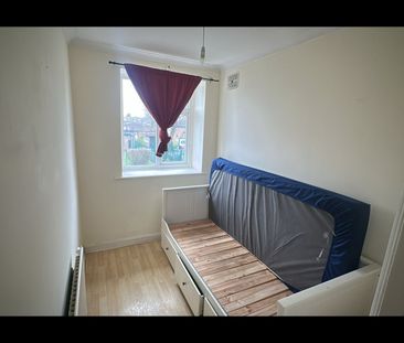 2 Bed Terraced House, Huxley Drive, RM6 - Photo 5