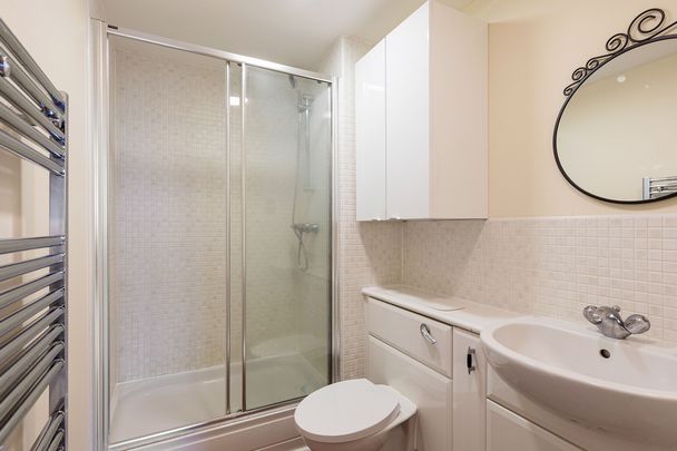 Tally Ho Corner, London, N12 - Photo 1