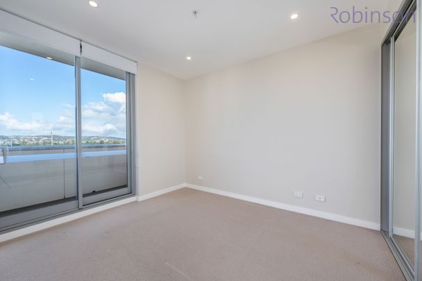 Ideal work from home apartment; larger than average, air-conditioned and district views. Includes parking. - Photo 1