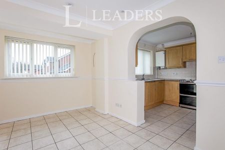 3 bedroom semi-detached house to rent - Photo 2