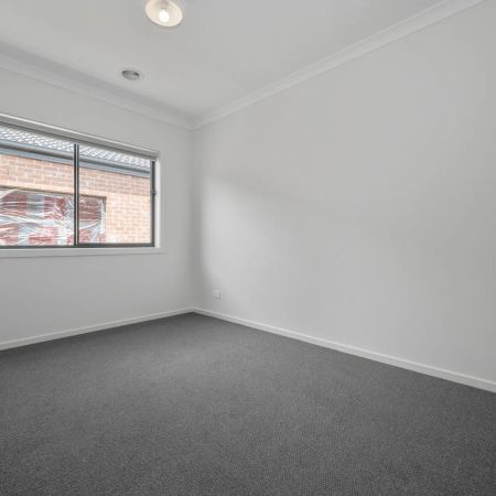 SUBERB 4 BEDROOM HOME! WITH 2 LIVING! - Photo 4