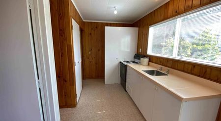 Cute freestanding two bedroom unit - Photo 3