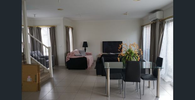 Modern three bedroom townhouse in a great location! - Photo 1