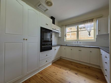 Beautiful family home, full of character! - Photo 3