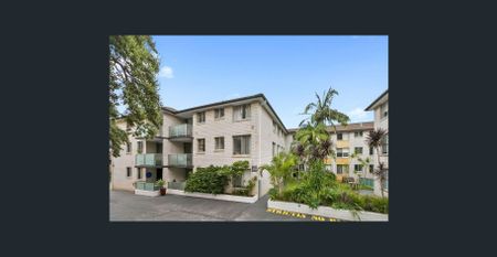 Modern Renovated Top Floor Apartment - Photo 3