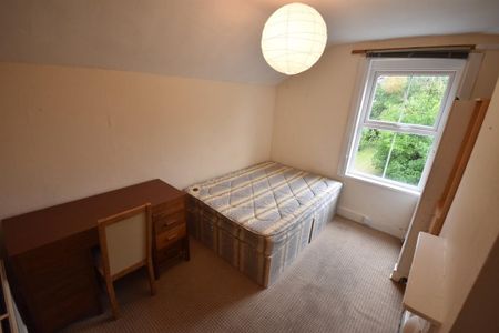 4 bedroom semi-detached house to rent - Photo 5