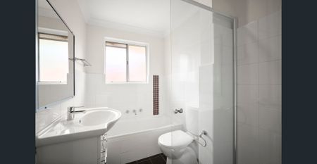 Renovated 2 bedroom apartment with a leafy outlook - Photo 2