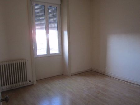 Location Appartement 2 pièces 52m² FONTENAY LE COMTE 85200 - Photo 3