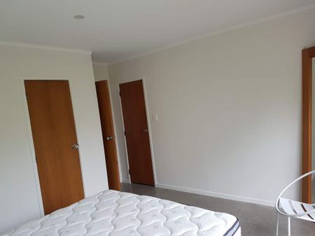 Charming 3-Bedroom Upstairs Apartment with Stunning Views in Remuera - Photo 4