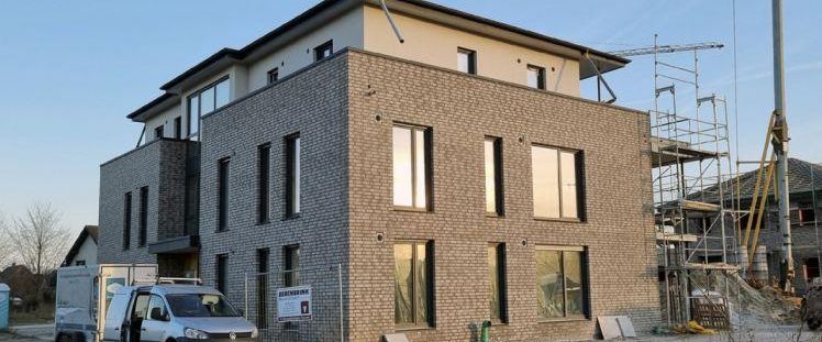 Hochwertige Neubauwohnung im 1. Obergeschoss mit Südbalkon! - Foto 1