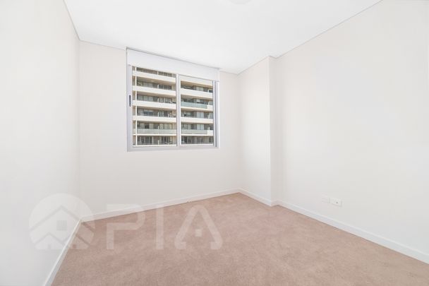 Modern 2 bedroom apartment close to amenities for lease - Photo 1