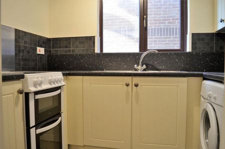 1 bedroom ground floor flat to rent - Photo 2