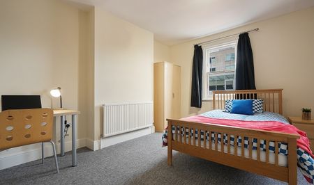 Three Bed Apartment in the City Centre - Photo 2