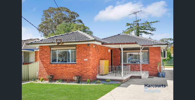 Beautiful Three-Bedroom Home in a quiet neighbourhood - Photo 1