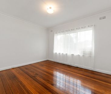 FABULOUS CHELTENHAM LOCATION CLOSE TO EVERYTHING - Photo 3