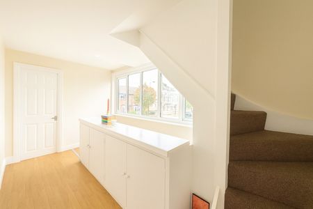4 Bed Semi-Detached House, Smeaton Road, SW18 - Photo 2