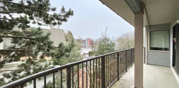 Spacious 2 bedroom + 2 bath suite next to Richmond Centre & Minoru!! - Photo 2