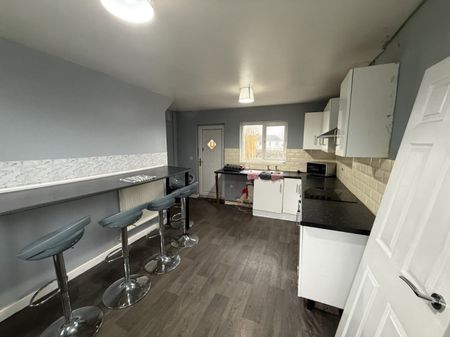 3 bed Terraced - To Let - Photo 4