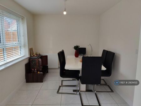 4 bedroom detached house to rent - Photo 2