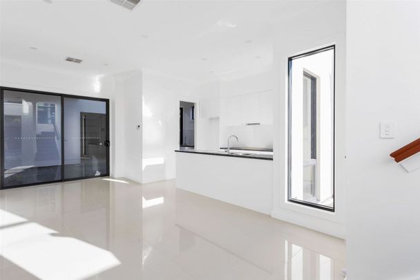 A beautiful home with a double garage, short drive to city and the bay - Photo 1