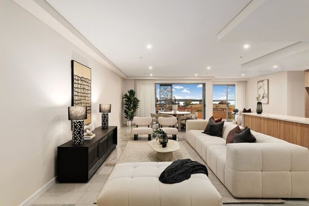 Glamorous Brand New Apartment With Water Views - Photo 1