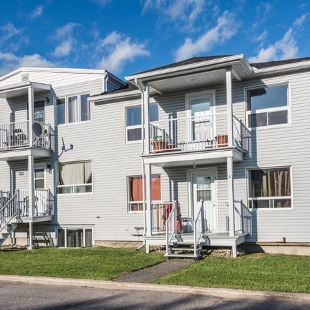 Très grand et ensoleillé 2 chambres dans un immeuble tranquille sur une rue tranquille près de tous les services, idéal pour pour couple - Photo 3