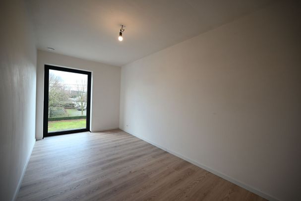 Moderne en ruime open bebouwing (nieuwbouw) met 4 slaapkamers en tuin! - Photo 1